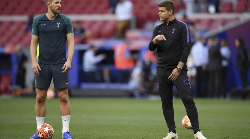 La estrella del Tottenham, Harry Kane, junto al entrenador argentino Mauricio Pochettino