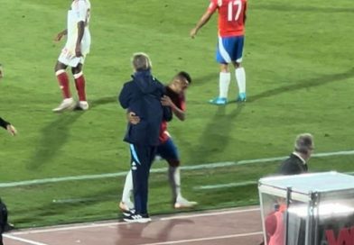 <span style='color:#FFF;font-size:12px;text-transform: uppercase;background-color:#289dcc;'> CHILE 4-2 VENEZUELA </span> </br> Firmaron la paz: Arturo Vidal abrazó al Tigre Gareca en la recuperación de Chile con triunfo sobre Venezuela