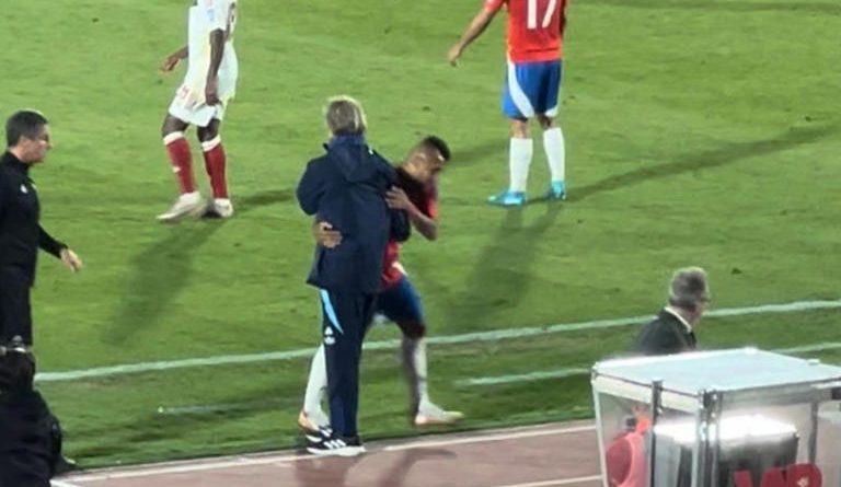 <span style='color:#FFF;font-size:12px;text-transform: uppercase;background-color:#289dcc;'> CHILE 4-2 VENEZUELA </span> </br> Firmaron la paz: Arturo Vidal abrazó al Tigre Gareca en la recuperación de Chile con triunfo sobre Venezuela