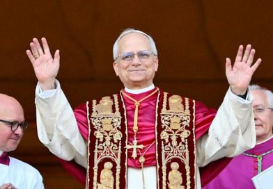 <span style='color:#FFF;font-size:12px;text-transform: uppercase;background-color:#289dcc;'> ¡CONFRIMADO! </span> </br> ¡Habemus Papa! Robert Prevost, quien eligió llamarse León XIV